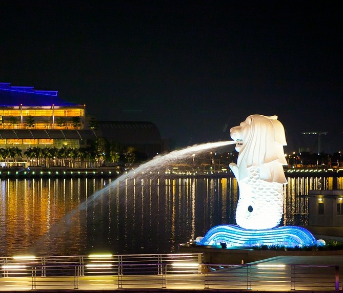Singapore’s Mascot: The Merlion was strike by lightning!